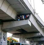 Linge suspendu sur un balcon en béton