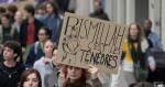 Une pancarte au milieu d’une foule