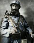 Soldat barbu au casque et à la pipe