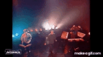 Concert sous des éclairages colorés