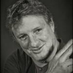 Portrait en noir et blanc d’un homme souriant