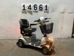 Scooter de mobilité gris avec panier