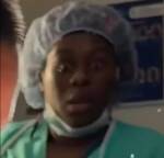 Personne en tenue médicale et charlotte