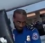 Homme en uniforme bleu