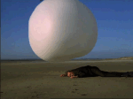 Personne allongée devant une immense sphère