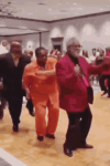 Danse en groupe dans une salle