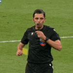 Homme courant sur un terrain de sport