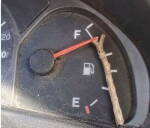 Jauge de carburant et brindille