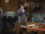 Une personne dans une cuisine