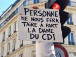 Pancarte devant un feu rouge