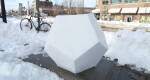 Bloc de neige géométrique sur un trottoir