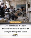 Des visiteurs et des rats dans une salle de classe délabrée
