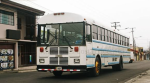 Autobus blanc dans une rue