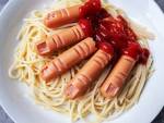 Spaghettis aux saucisses en forme de doigts