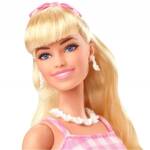 Poupée blonde en tenue rose