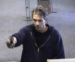 Homme pointant une arme de poing