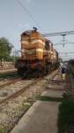 Locomotive orange sur une voie ferrée