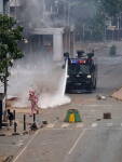 Jet d’eau dans une rue déserte