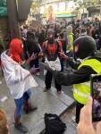 Personnes déguisées en homme-araignée dans une manifestation