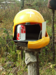 Casque jaune sur un poteau