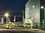 Entrée d’un site industriel de nuit