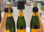 Trois bouteilles de champagne en magasin
