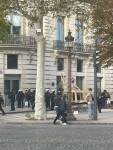 Groupe de personnes casquées devant un immeuble