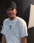 Homme en casquette et t-shirt blanc
