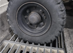 Roue sur une grille métallique