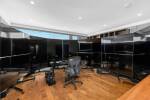 Bureau entouré de grands écrans