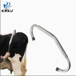 Vache et tube métallique courbé