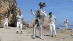 Robot argenté sur une plage rocheuse
