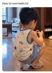 Enfant accroupi sur un talon haut