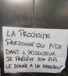 Avertissement manuscrit dans un ascenseur