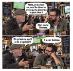 Deux hommes discutent dans un bar
