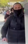 Personne masquée dans une rue