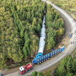 Transport d’une pale d’éolienne en forêt