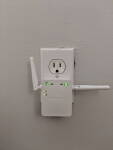 Répéteur Wi-Fi branché sur une prise murale