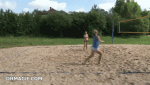 Deux personnes sur un terrain de volley-ball