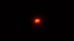 Lueur orange sur fond noir