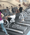 Personnes sur des tapis roulants