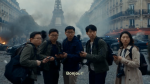 Groupe dans une rue enfumée près de la tour Eiffel