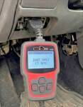 Lecteur de diagnostic branché dans une voiture