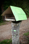Poteau sculpté au toit vert