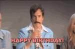 Homme sous un message d’anniversaire