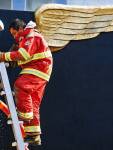 Homme en tenue rouge sur une échelle
