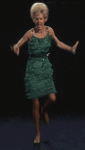 Femme en robe verte sur fond sombre
