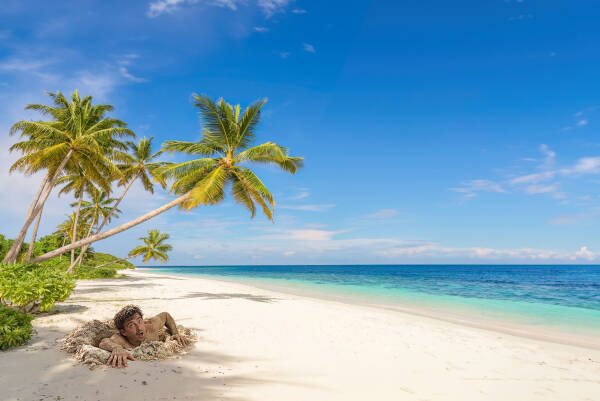 Homme dans le sable sur une plage