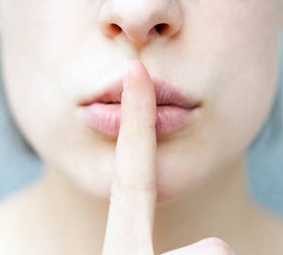 Doigt posé devant la bouche