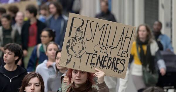 Une pancarte au milieu d’une foule